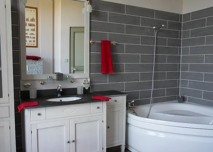 Chateau De Clermont-saves LʼIsle-Jourdain