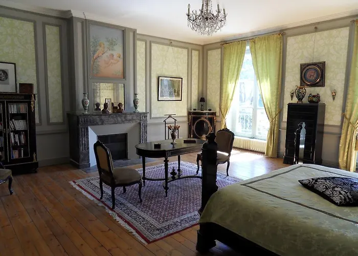 Chateau De Clermont-saves * LʼIsle-Jourdain